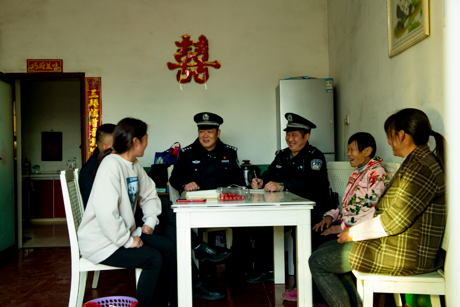 2月5日,湘潭市公安局高新分局双马派出所民警入户进行反诈禁赌宣传。