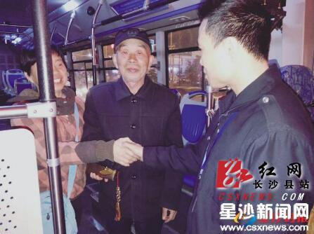 图为星2路公交司机陈明帮助老人找到家人。 公交公司供图