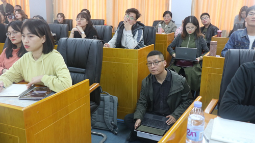 (同学们专心致志地听课)