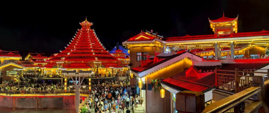 榆树湾夜晚游人如织。人民网记者 匡滢摄