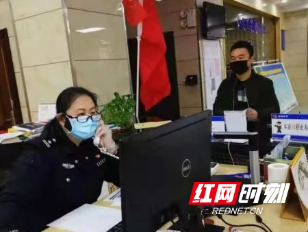 认真解答群众疑惑。