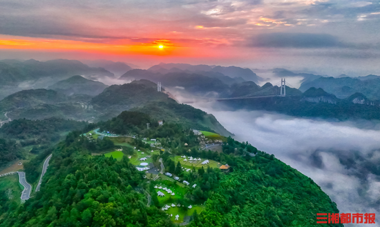 (湘西土家族苗族自治州矮寨峡谷星空露营基地全景云海。景区供图)