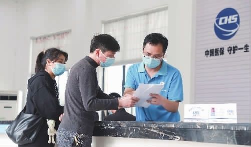 东安县芦洪市镇便民服务中心，医保专干为群众提供医保业务“帮代办”便民服务。严洁 摄（资料图片）