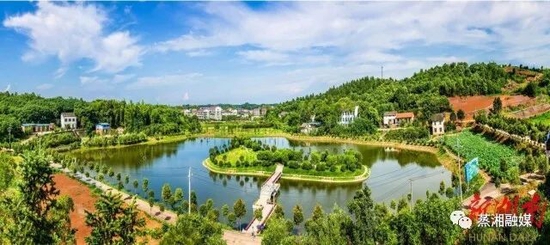 △雨母山—呆鹰岭近郊休闲农业和乡村旅游经济带上,十里荷塘、桃花缘、临江之眼、龙兴湖等文旅休闲基地人气足。 图为龙兴湖。李伯利 摄