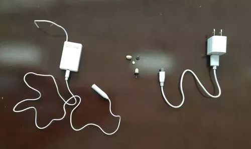 　▲在国家二级建造师资格考试常德某考场，常德市公安局民警从作弊考生身上搜到的无线接收器和无线耳机（6月8日摄）。新华社发（谢修槐摄）