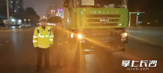 开福交警查处连闯三个红灯的大货车。 均为长沙晚报通讯员陈正祥供图