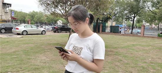 9 月 12 日,刘媛来到湖南大学报到,给奶奶打电话报平安。图 / 受访者提供
