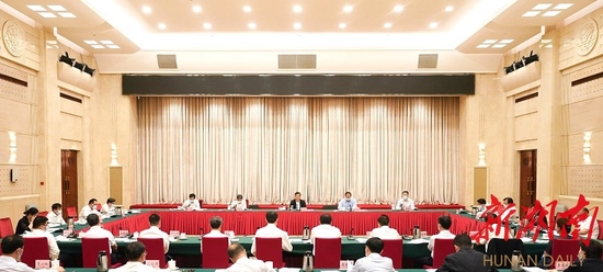 (4月26日上午,张庆伟主持召开省生态环境保护委员会暨省生态环境保护督察和整改工作领导小组2022年第一次全体会议。 湖南日报全媒体记者 唐俊 摄)