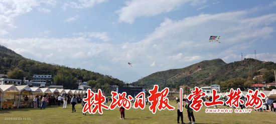 ▲飞行基地前坪成了欢乐海洋。
