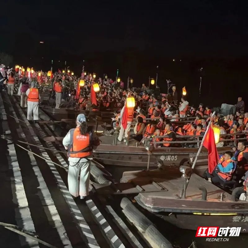 10月1日晚,常德桃花源景区,大量游客在五柳码头乘坐游船夜游秦溪。
