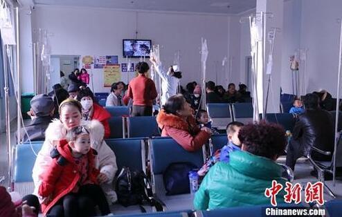 资料图:输液室内输液的儿童。中新社记者 马铭言 摄