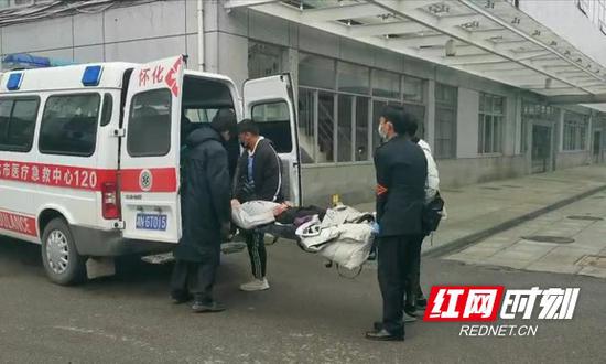 旅客被送上急救车。