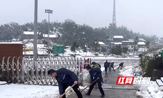 滞留乘客和收费站的工作人员们一起铲雪除障。