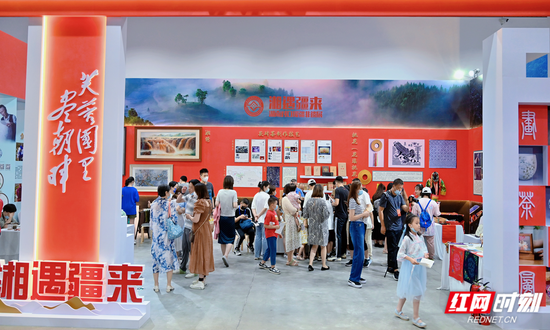 “湘遇疆来”湖南非遗展厅。