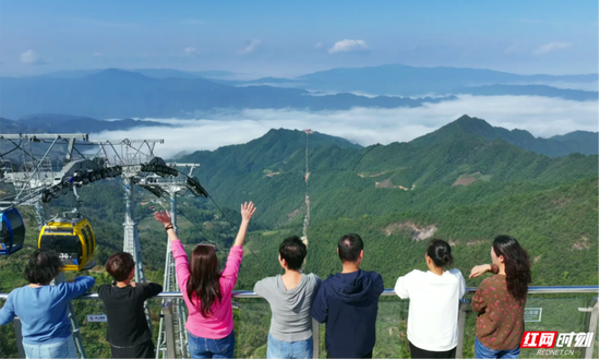 雪峰山索道迎来众多踏青游客。
