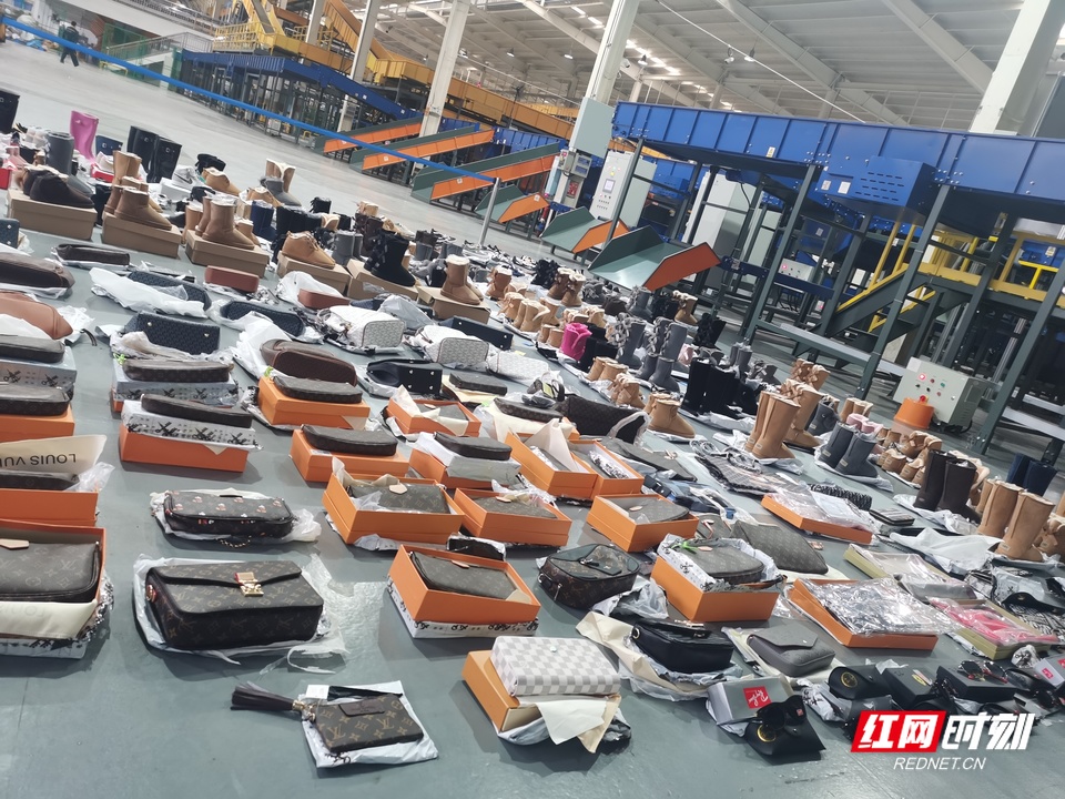 近日,长沙海关查获涉嫌侵权物品298件,涉嫌侵犯LV、MK等品牌的商标专用权。