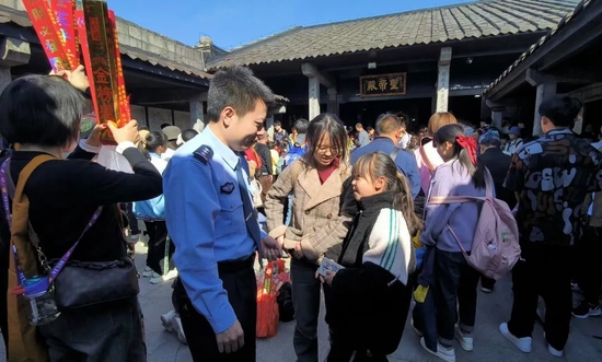 民警在祝融殿服务游客