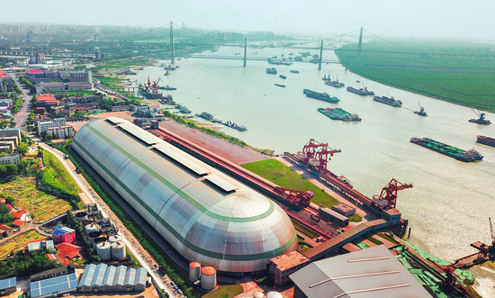  湖南省岳阳市城陵矶港“胶囊”形散货大棚（2023 年 4 月 17 日摄） 陈泽国摄 / 本刊