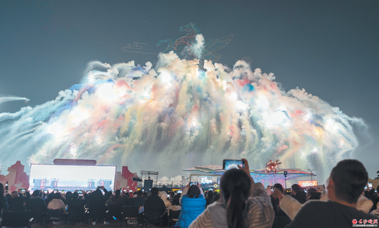 晚会伊始，人群中便爆发了一阵惊叹声——只见一匹由无人机组成的、流光溢彩的“天马”脚踏七彩祥云穿越夜空。 长沙晚报全媒体记者 周数邑 摄
