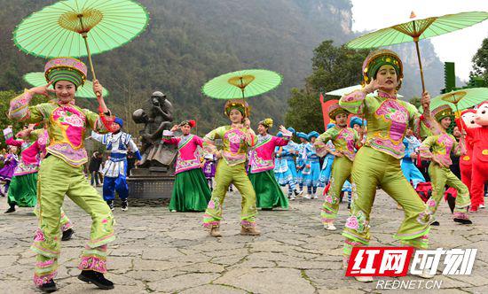 春节期间,工作人员身着民族服装在景区进行巡游表演。