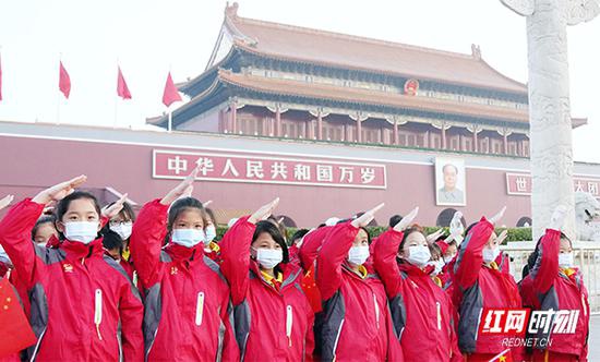  向国旗行礼。