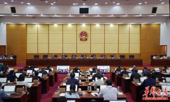 5月25日上午,省十三届人大常委会第二十四次会议在长沙开幕,省委书记、省人大常委会主任许达哲主持会议。 湖南日报·华声在线记者 赵持 摄