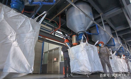 金阳烯碳新材料的工人在进行材料筛选。