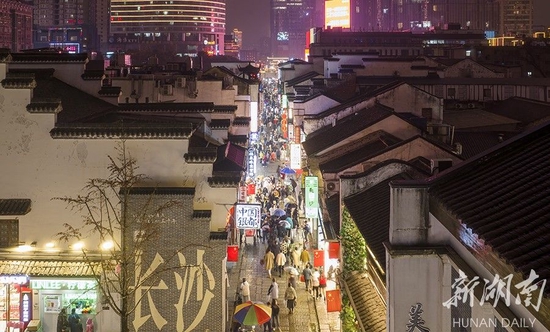 2月3日晚,长沙市天心区太平街人头攒动,热闹非凡。春节假期已过,长沙岳麓山、橘子洲、五一商圈等景区依然游人如织。很多游客避开春节假期旅游热潮,错峰出行游玩,“网红长沙”热度不减。湖南日报全媒体记者 辜鹏博 摄