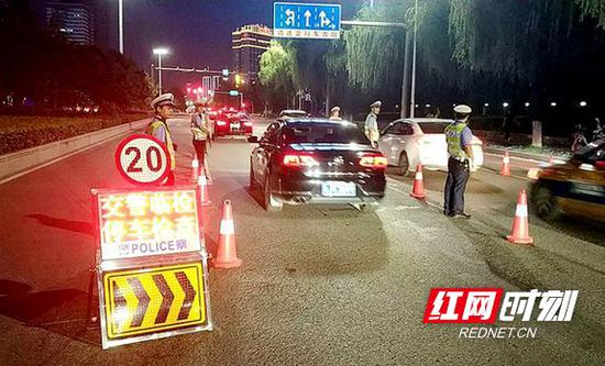 常德一男子无证酒驾遇交警 弃车逃跑被抓回