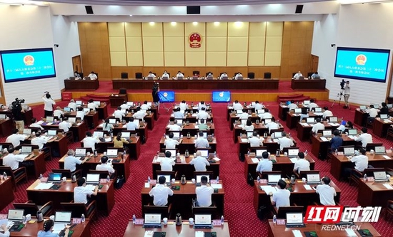 　7月25日下午，湖南省十三届人大常委会第三十二次会议在长沙开幕。