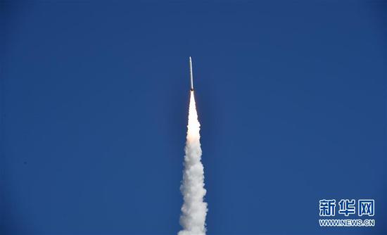 2019年8月17日12时11分,我国在酒泉卫星发射中心用捷龙一号运载火箭,以“一箭三星”方式成功将“千乘一号01星”“星时代-5”卫星和“天启二号”卫星发射升空,卫星均进入预定轨道。 新华社发(汪江波 摄)