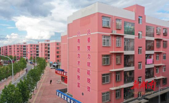 (8月6日,隆回县易地扶贫搬迁安置点思源小区。该小区环境优美,与九年义务制学校仅一路之隔,隆回县高新技术产业开发区也近在咫尺。曾勇 摄)