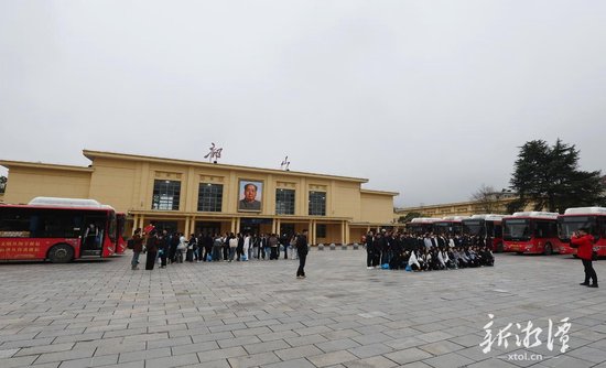 装扮一新的韶山火车站。（全媒体记者 李新辉 摄）