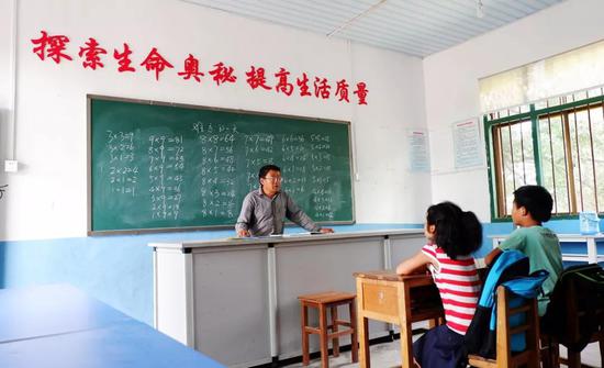 挽洲学校数学老师兰红建，带同学们复习乘法口诀表