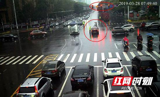 常德：挂临牌车辆闯红灯 交警现场处罚没商量