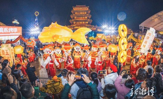 万楼・芒果青年码头民俗闹春活动现场。（全媒体记者 方阳 摄）