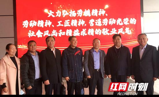 11月22日,湖南省全国劳动模范和先进工作者们赴京接受表彰