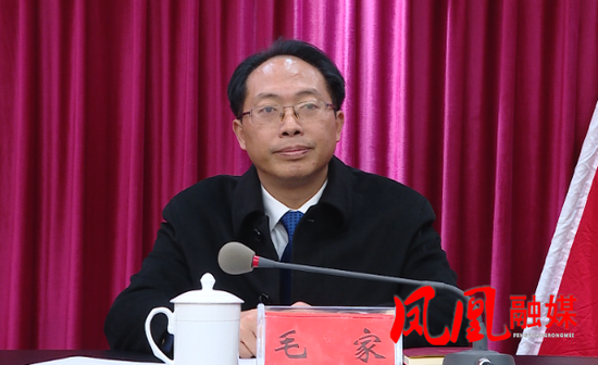 毛家同志任中共凤凰县委委员、常委、书记。