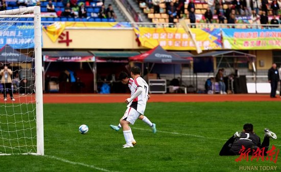 　　决赛现场（湖南湘当行队身着白色战袍）