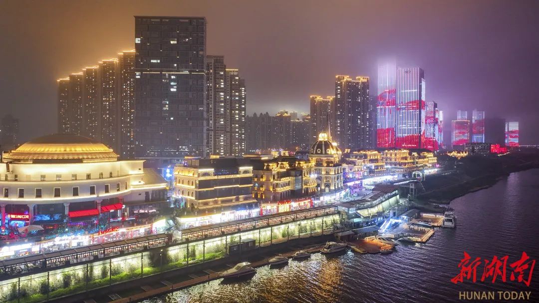 (3月21日晚,游客在长沙市湘江畔的渔人码头就餐。作为全国知名的文化娱乐之都和旅游休闲城市,长沙夜经济持续红火,连续三年入选“中国十大夜经济影响力城市”,鼎沸、繁华、青春、烟火,成为这座城市夜色最鲜明的注脚。湖南日报全媒体记者 辜鹏博 摄)