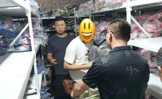 ▲2023年5月,长沙公安民警成功打掉销售假冒名牌“洞洞鞋”的犯罪团伙