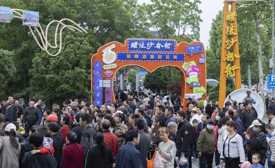 市民游客打卡株洲醴陵炒粉节