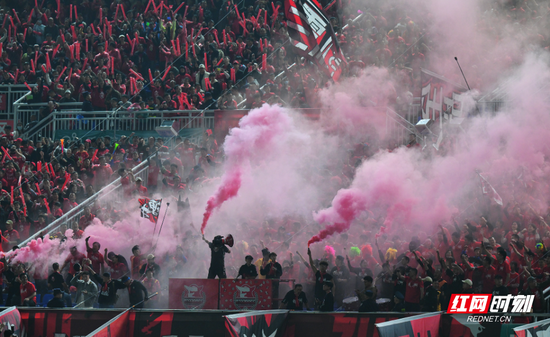 双方球员在中场展开积极拼抢。