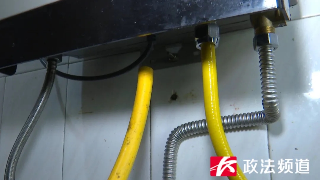 张先生家新更换的燃气皮管