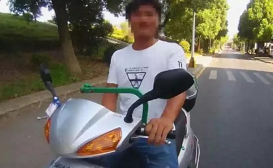 常德男子持小车驾照开无牌摩托车上路 被扣12