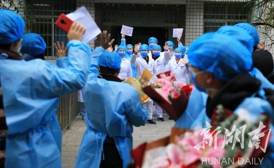 (2月7日,衡阳市南华大学附属南华医院,6名新型冠状病毒感染的肺炎确诊患者痊愈出院。袁云帆 曹正平 摄)