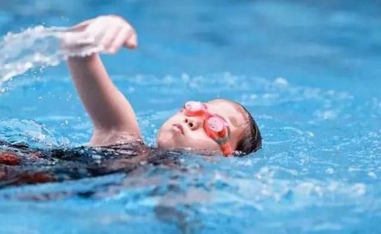 这个夏天，长沙市23家游泳馆、67培训场馆免费向中小学生开放