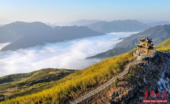 (安化县云台山,日出霞光映照在山峦之巅,云海在群山中流动,变幻多姿,如诗如画。郭立亮 摄)