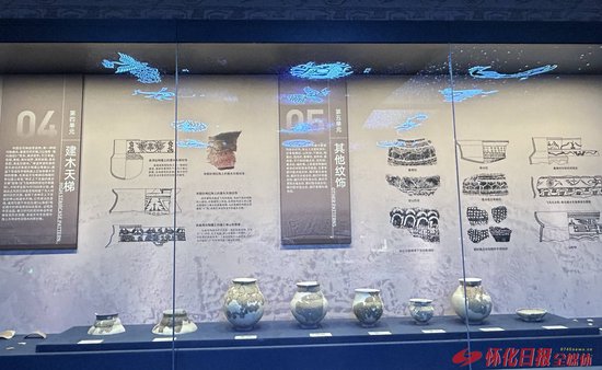高庙遗存早期陶器上,出现建木天梯的图像(全媒体记者 李青青 摄)