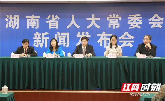 9月28日下午,湖南省十三届人大常委会举行新闻发布会,对表决通过的三部法规修订案进行新闻发布。言娟 摄